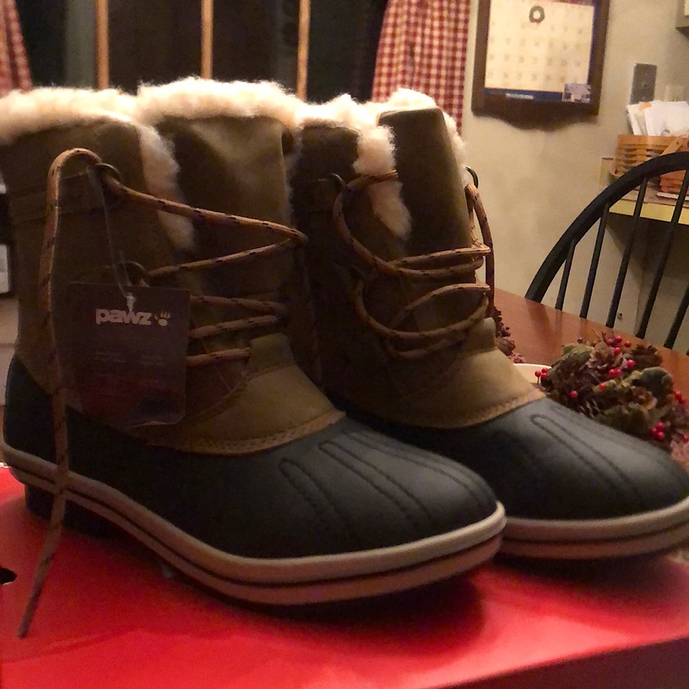 NWT lace up winter boots, lined, by Bearpaw. Women’s 10M. Comp to LL Bean-style!